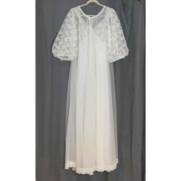 Elegant White Lace Robe Set - Picture 2 of 16